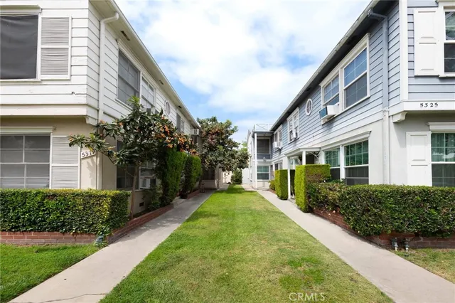 a view of a yard in front of house