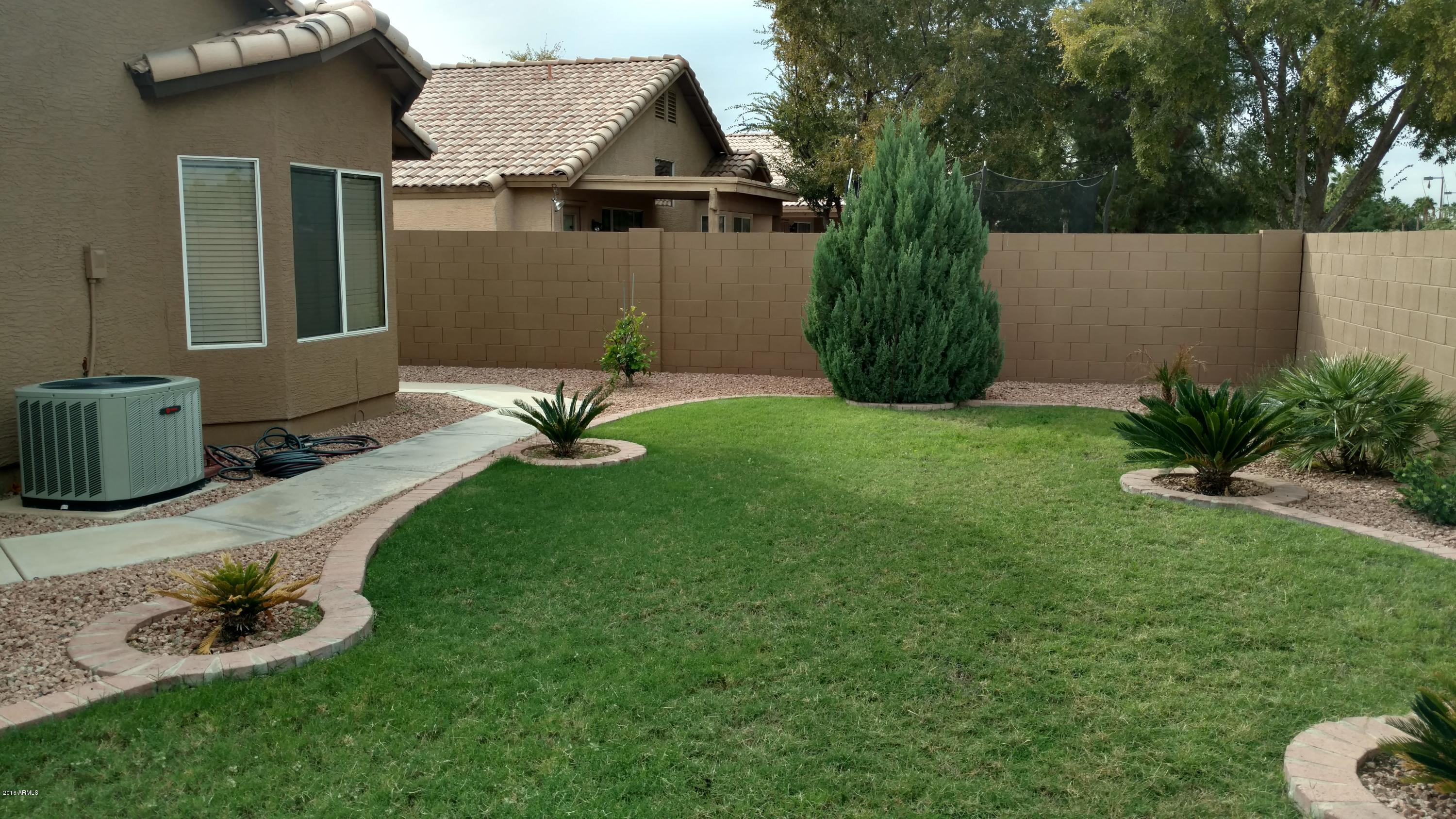 44 West Del Rio Street Gilbert, AZ 85233 - Photo 14 of 21 a front view of a house with garden