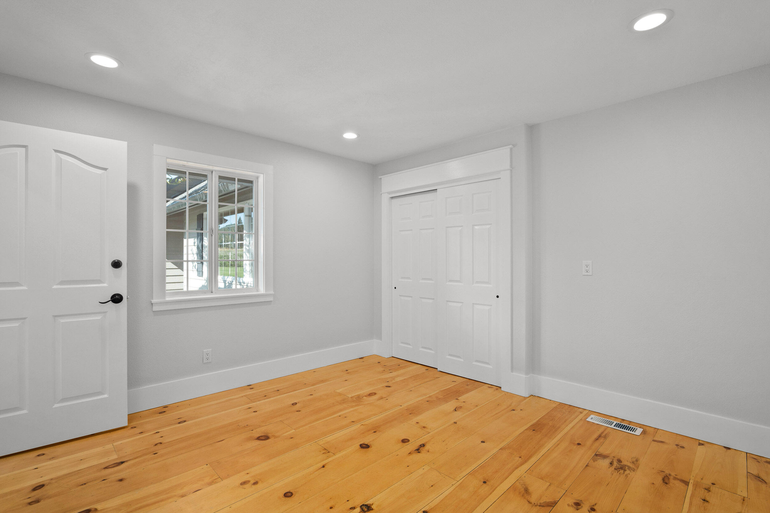 8442 New Hope Road Grants Pass, OR 97527 - Photo 33 of 84 Guest Room #2