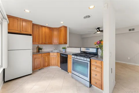 $675,000 | 11 Jackson Avenue, Unit 4, Scarsdale, NY 10583