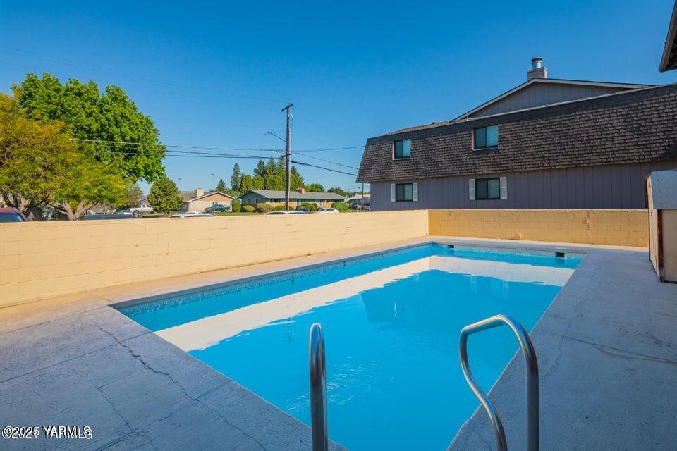 703 South 38th Avenue, Unit 8 Yakima, WA 98902 - Photo 3 of 10 a view of swimming pool