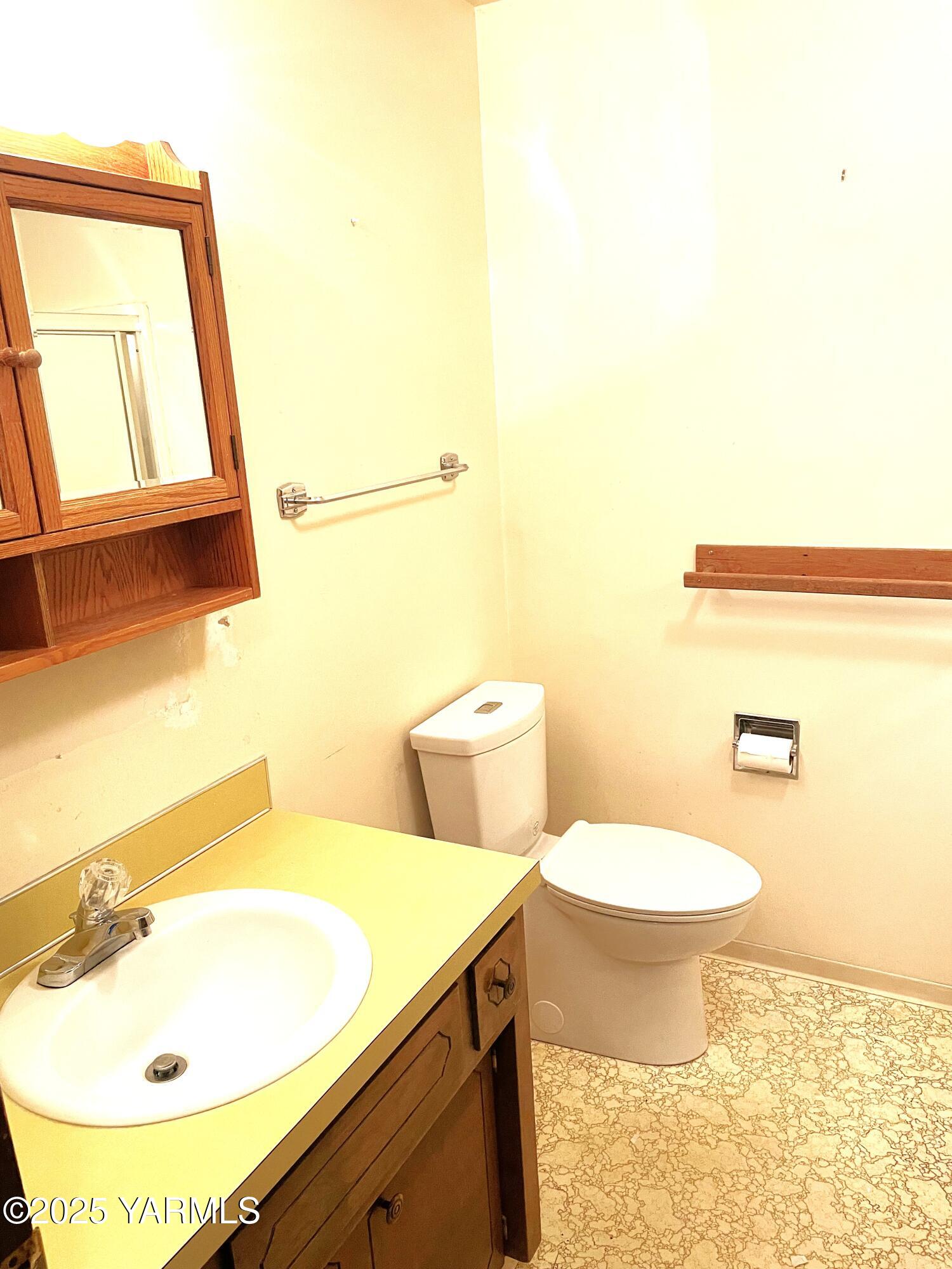 703 South 38th Avenue, Unit 8 Yakima, WA 98902 - Photo 7 of 10 a bathroom with a sink and a mirror