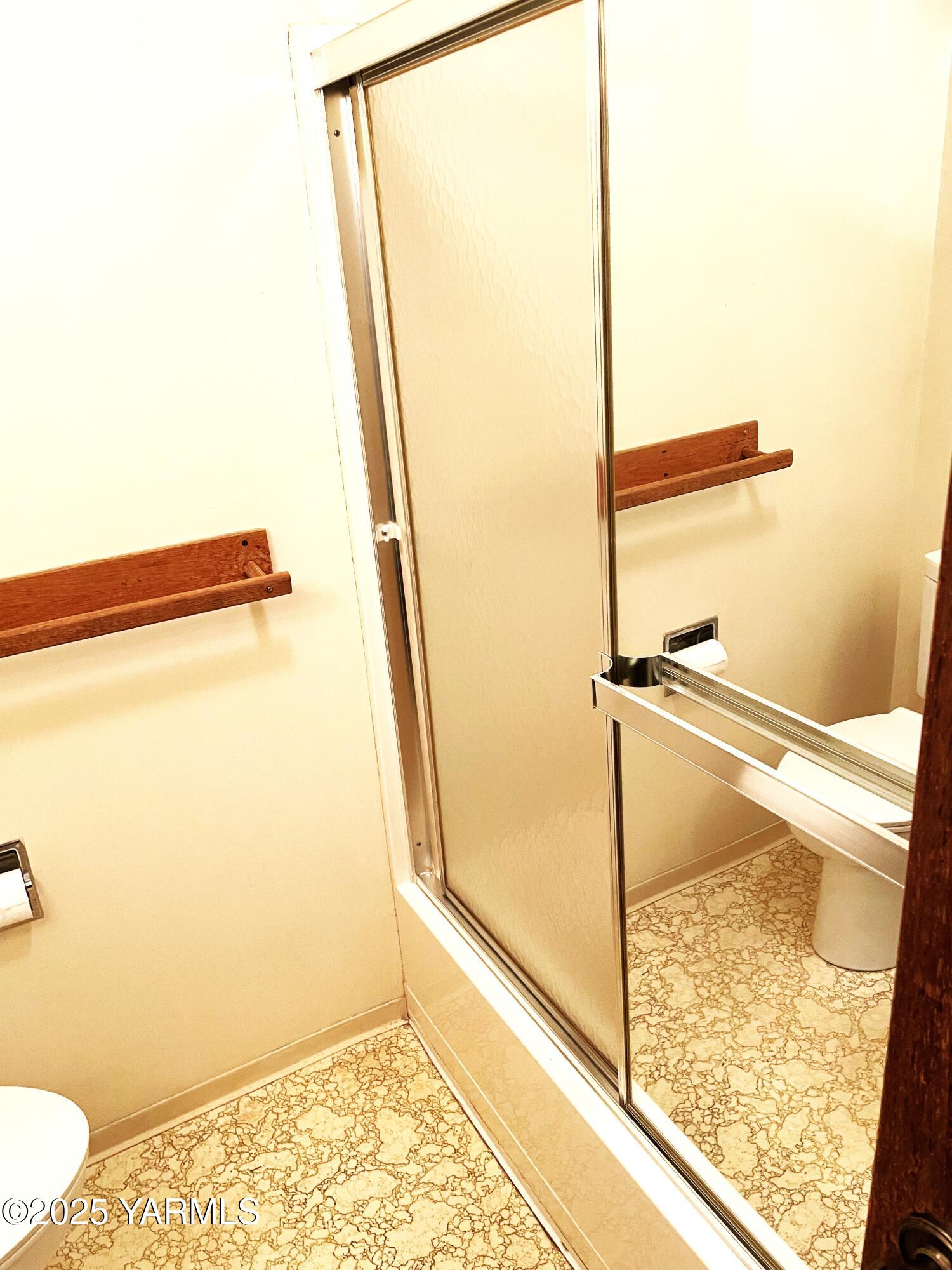 703 South 38th Avenue, Unit 8 Yakima, WA 98902 - Photo 8 of 10 a bathroom with a shower and a toilet