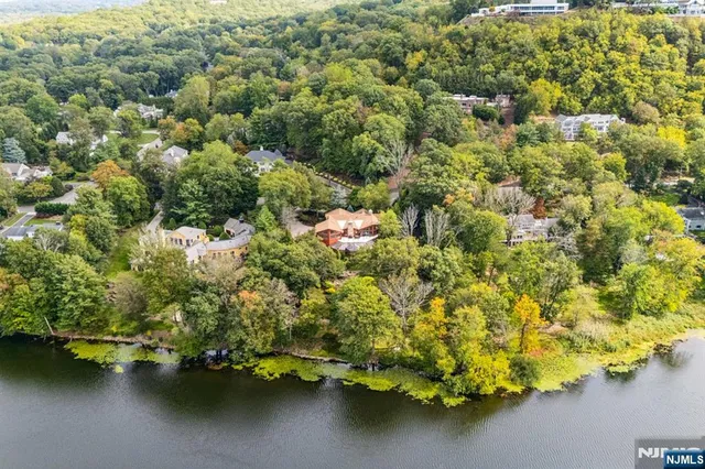 a picture of a lake view