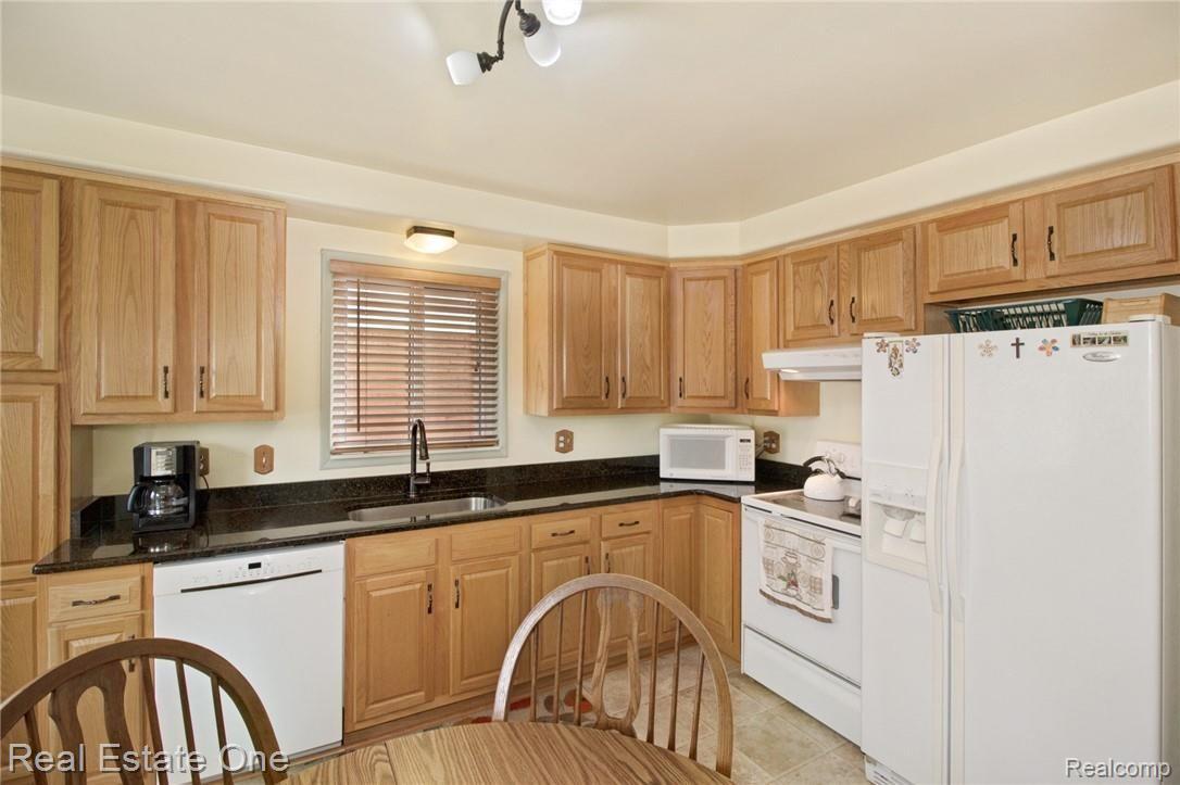 18475 Stephens Road Eastpointe, MI 48021 - Photo 6 of 24 6 Kitchen.jpg