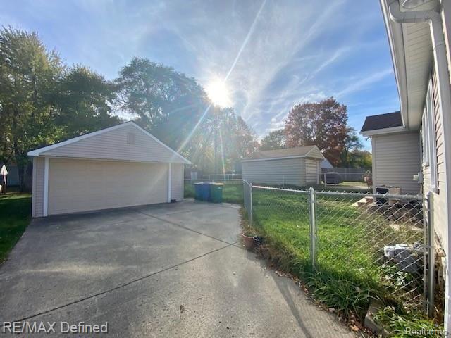 5045 Pheasant Road Waterford, MI 48327 - Photo 7 of 21 PHEASANT GARAGE SUNNY.jpg