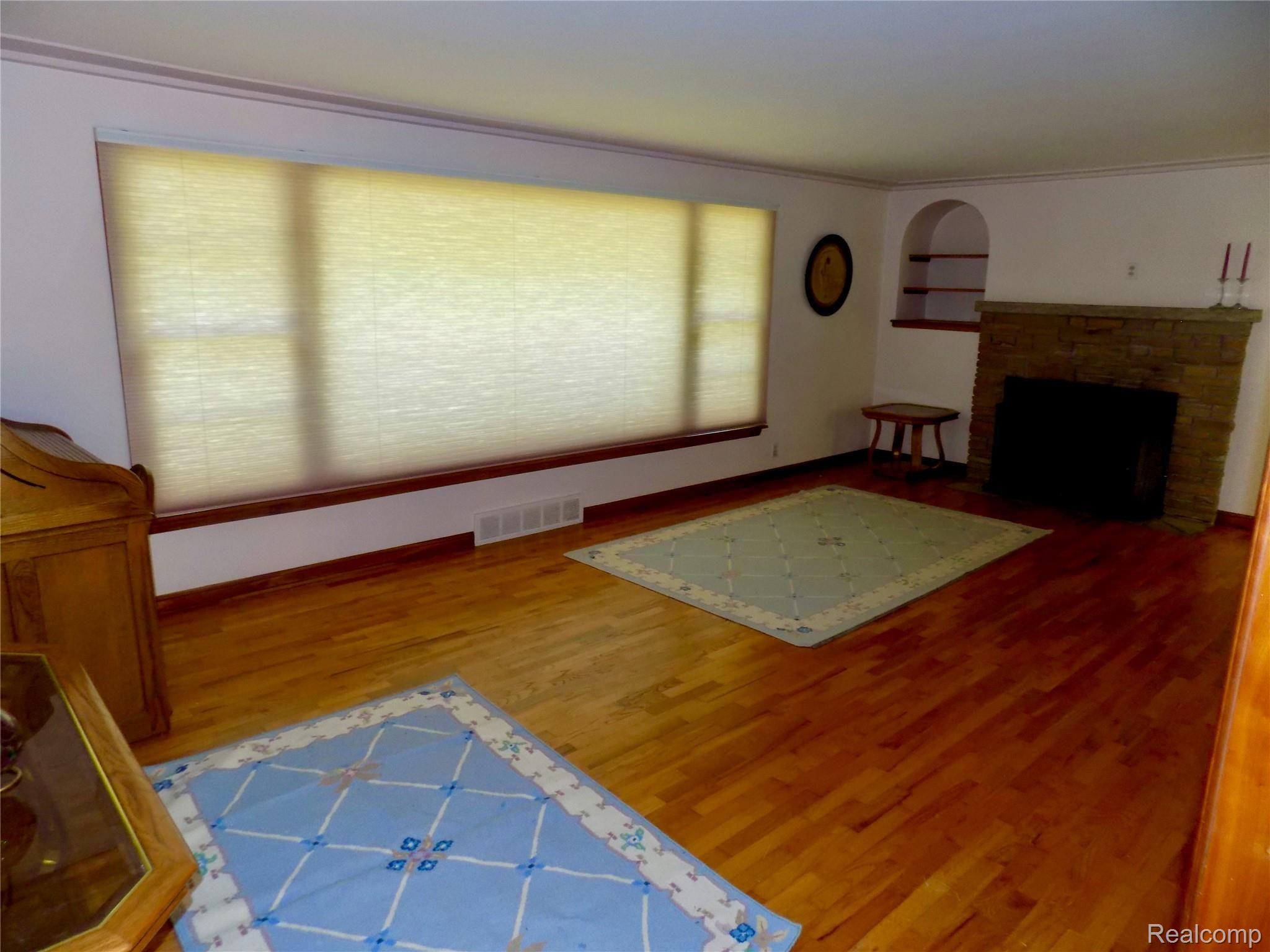 1348 Butcher Road Fenton, MI 48430 - Photo 10 of 28 BIG LIVING ROOM, LIGHT BLOCKING SHADE IF DESIRED, AND FIREPLACE