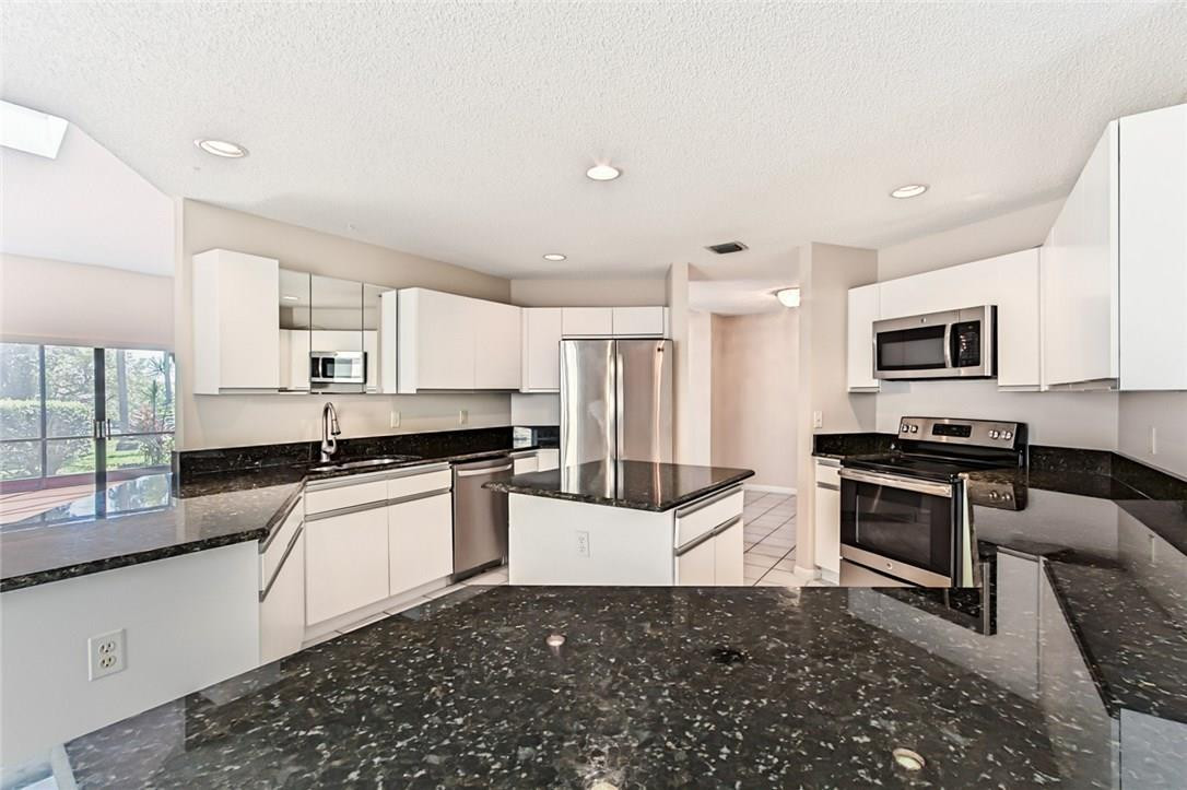 23350 Water Circle, Unit 23350 Boca Raton, FL 33486 - Photo 8 of 31 Kitchen