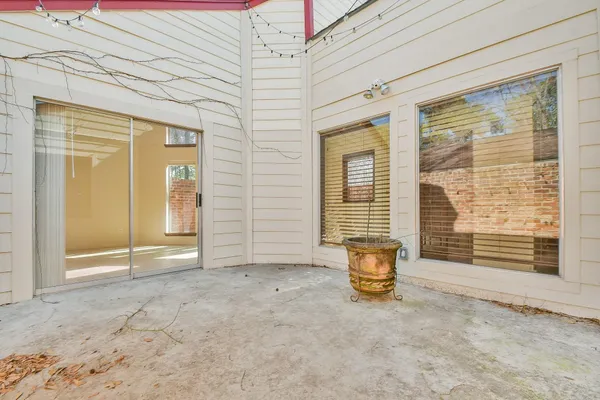 a view of empty room with window