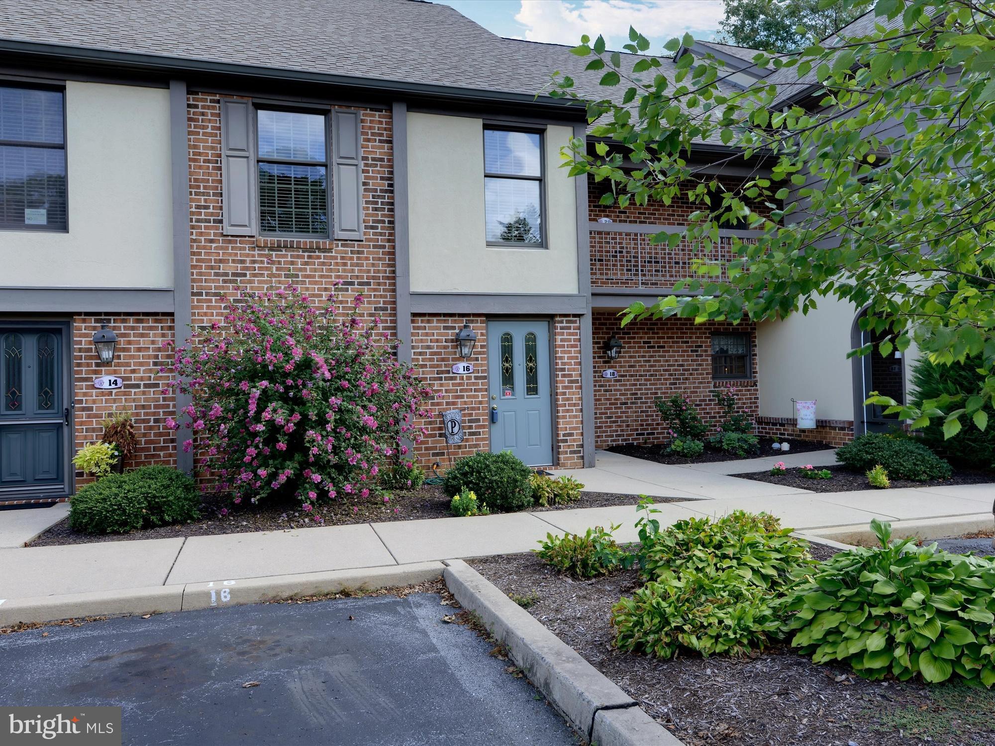 16 Amberly Way Lititz, PA 17543 - Photo 3 of 24