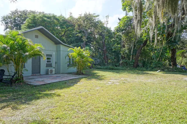 a view of outdoor space yard and balcony