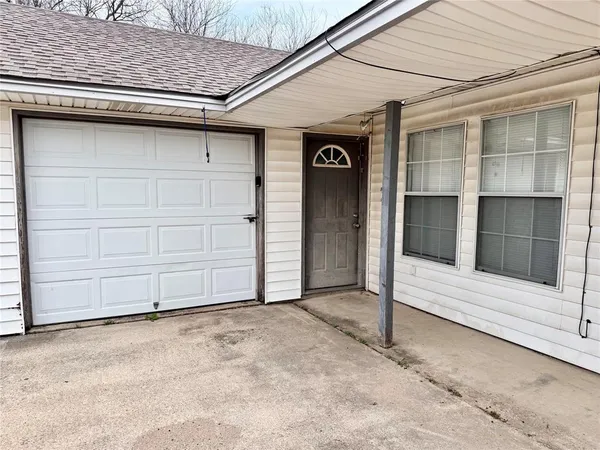 $1,195 | 13116 White Settlement Road, Unit B, Fort Worth, TX 76108