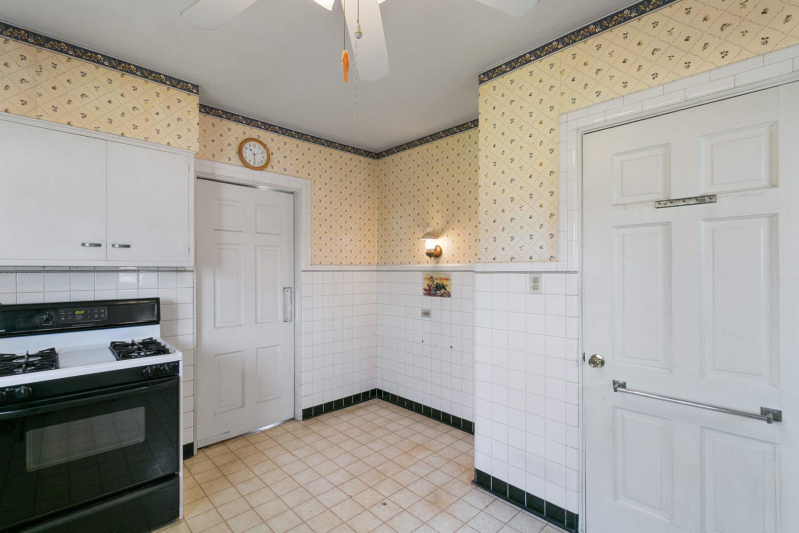 294 Shenstone Road Riverside, IL 60546 - Photo 9 of 29 an empty room with windows