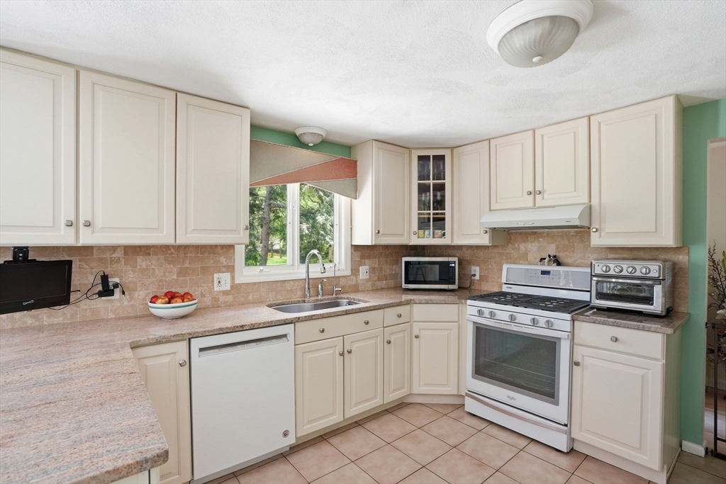 202 Hampton Road Sharon, MA 02067 - Photo 6 of 42