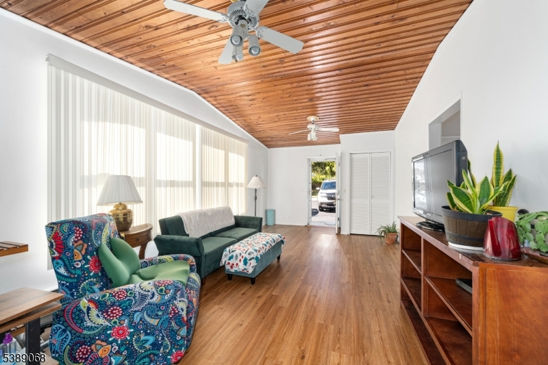53 White Meadow Road Rockaway, NJ 07866 - Photo 4 of 40 a living room with furniture and a potted plant