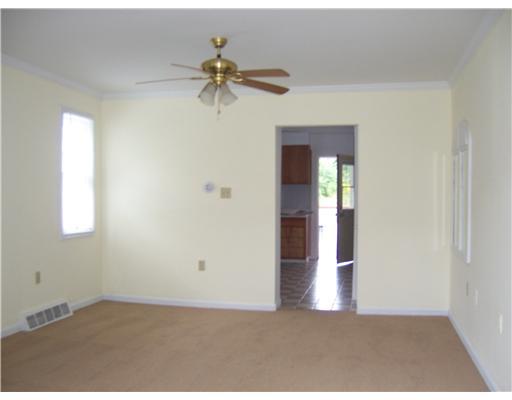 1 Riverside Court Blawnox, PA 15238 - Photo 3 of 6 Living Room.