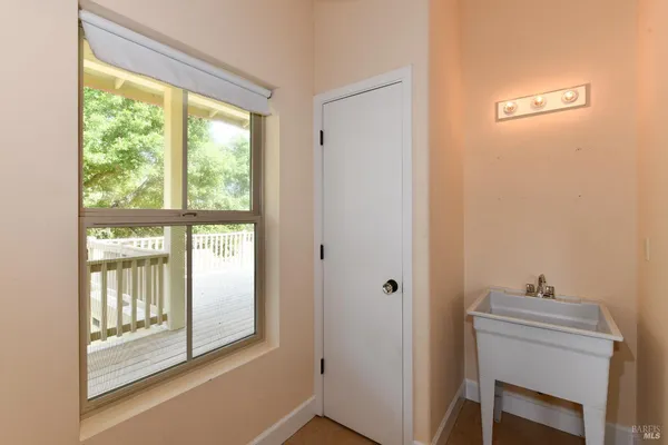 a view of entryway with window
