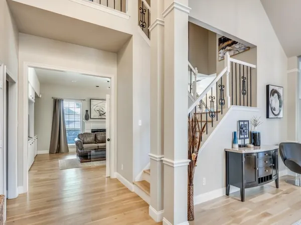 a view of entryway and livingroom with furniture