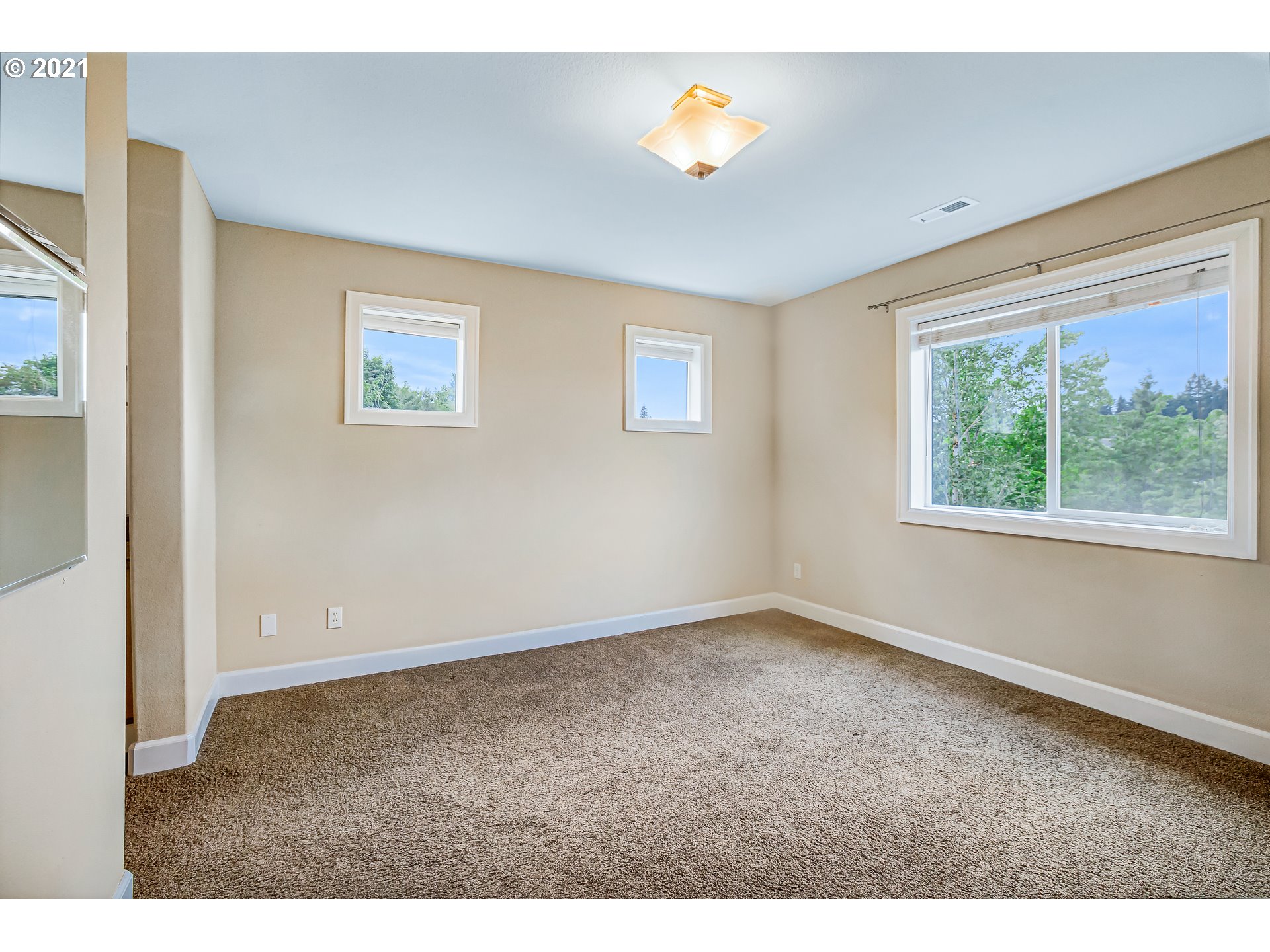 9752 Southwest 34th Place, Unit 3 Portland, OR 97219 - Photo 18 of 32 Gallery Image 18