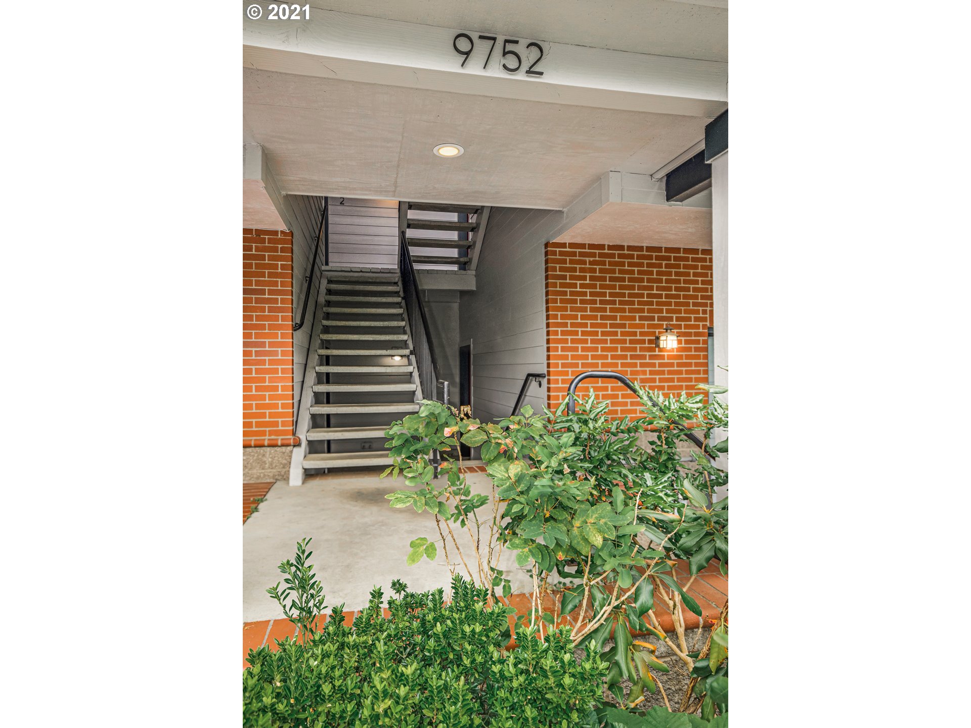 9752 Southwest 34th Place, Unit 3 Portland, OR 97219 - Photo 4 of 32 Gallery Image 4