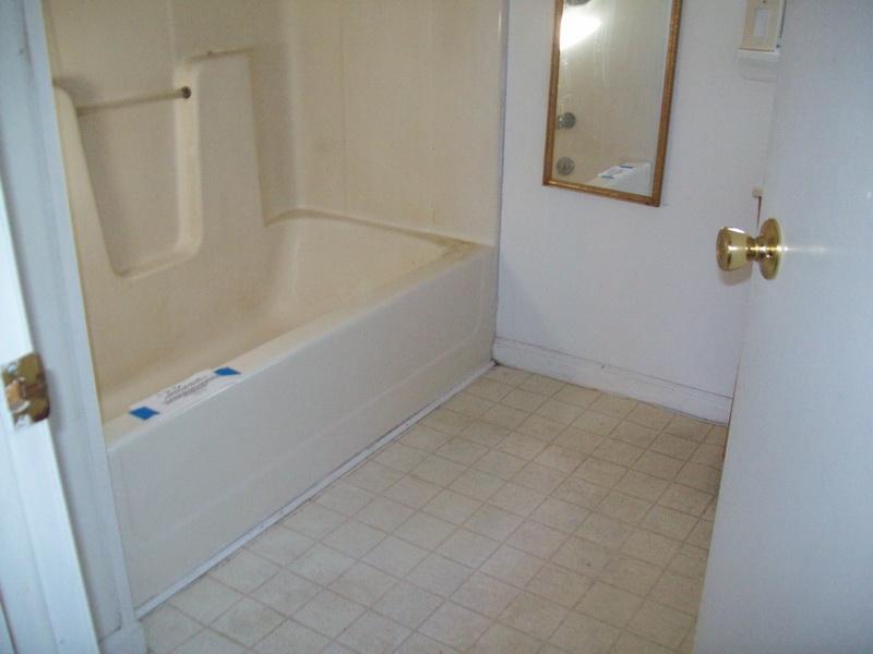 1142 Canning Factory Road Southwest Floyd, VA 24091 - Photo 4 of 17 a bathroom with a bathtub