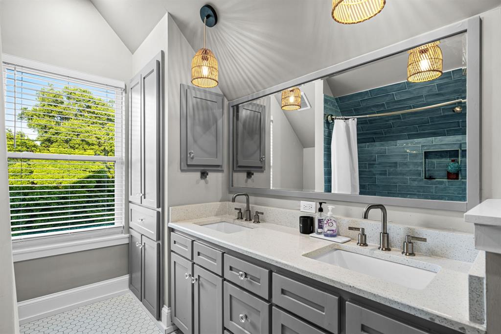 533 Camp Creek Road Rockwall, TX 75087 - Photo 26 of 38 Full bathroom with 2 sinks.