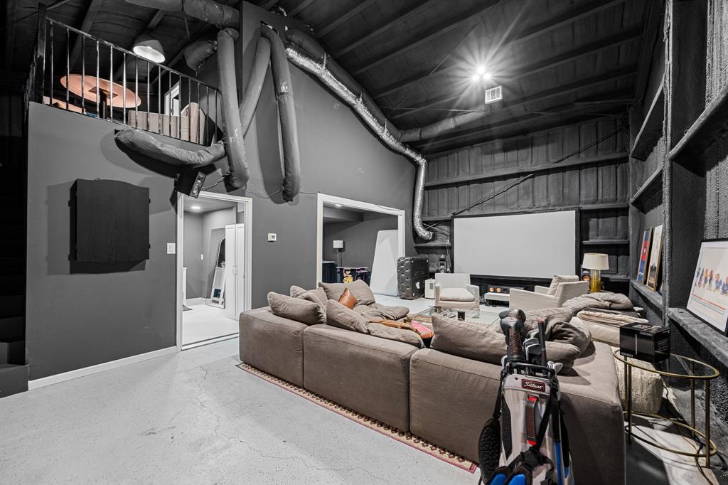 533 Camp Creek Road Rockwall, TX 75087 - Photo 35 of 38 Living room of the 1275 sqft apartment in the garage.