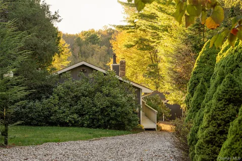 a view of a back yard