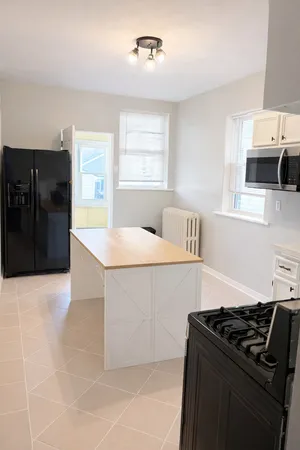 $1,950 | 4925 West Henderson Street, Unit 1, Chicago, IL 60641