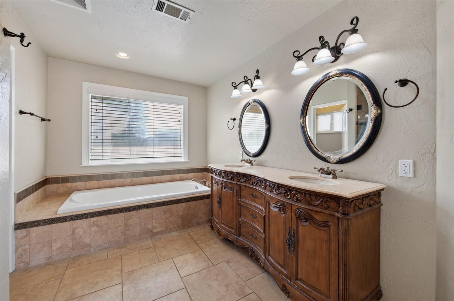 4105 Perrin Road Clovis, CA 93619 - Photo 22 of 67 Gallery Image 22