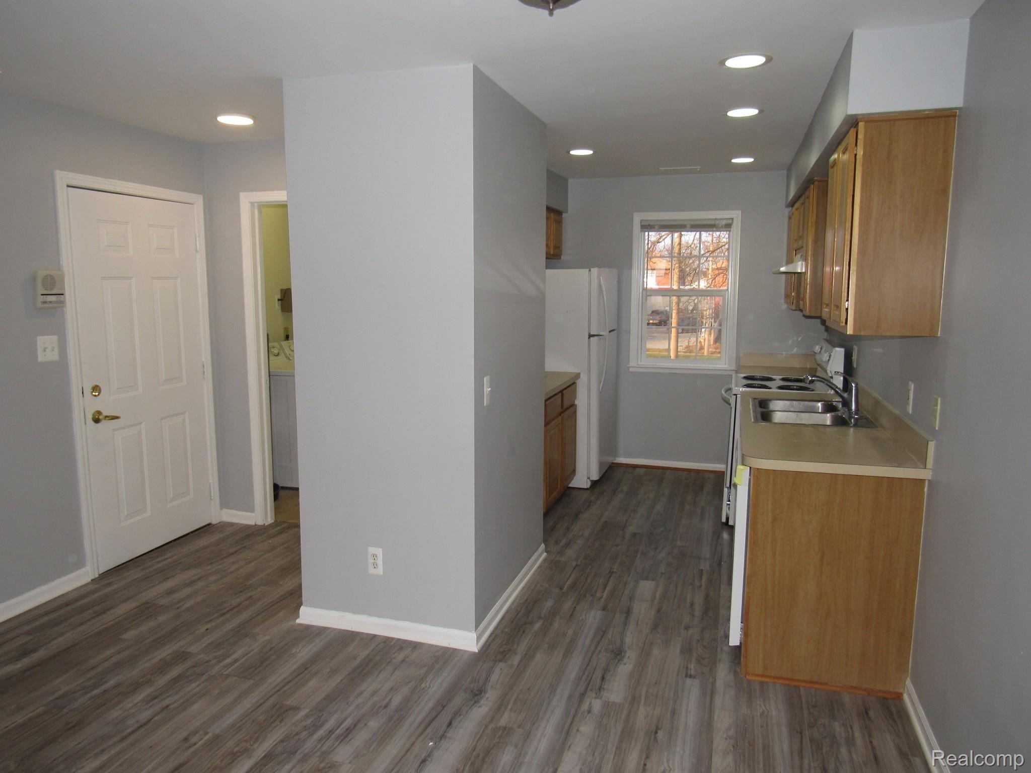 1125 Eureka Road, Unit 203 Wyandotte, MI 48192 - Photo 4 of 17 1125 EUREKA #203
