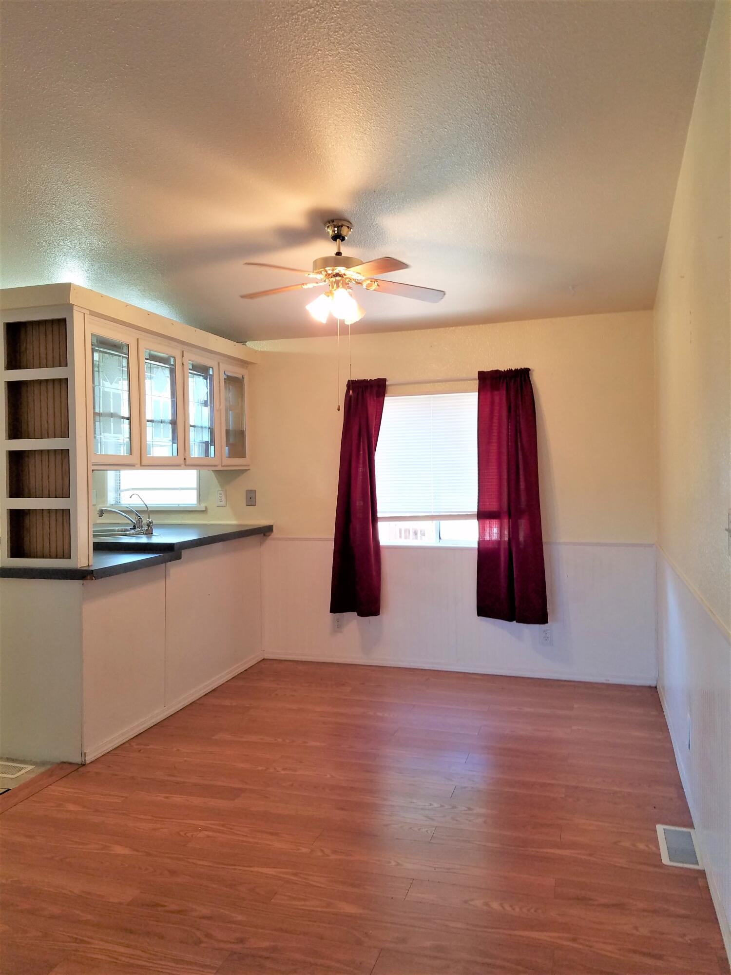61000 Brosterhous Road, Unit 583 Bend, OR 97702 - Photo 8 of 18 583 - dining 2
