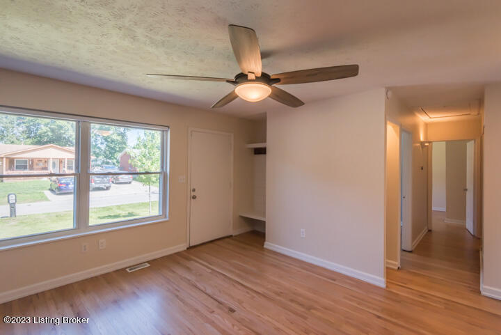 394 Overlook Road Louisville, KY 40229 - Photo 12 of 28 012