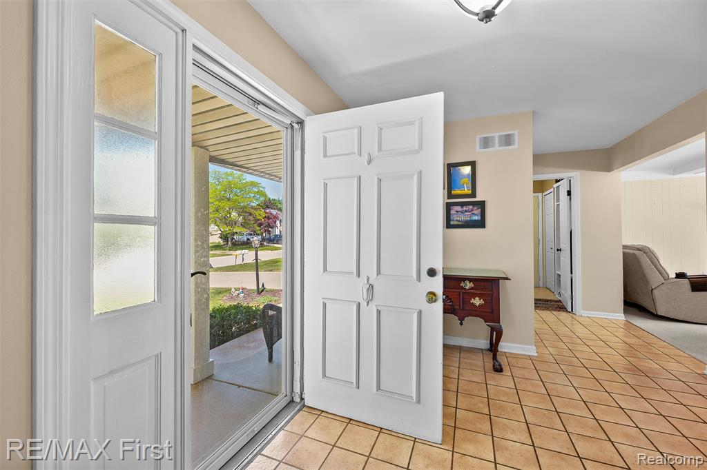 36010 Congress Road Farmington, MI 48335 - Photo 3 of 34