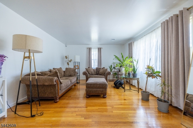1758 Kenneth Avenue Union, NJ 07083 - Photo 3 of 34
