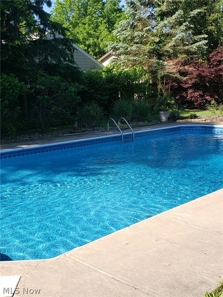 960 North Road Southeast Warren, OH 44484 - Photo 27 of 35 Summer picture of the pool.