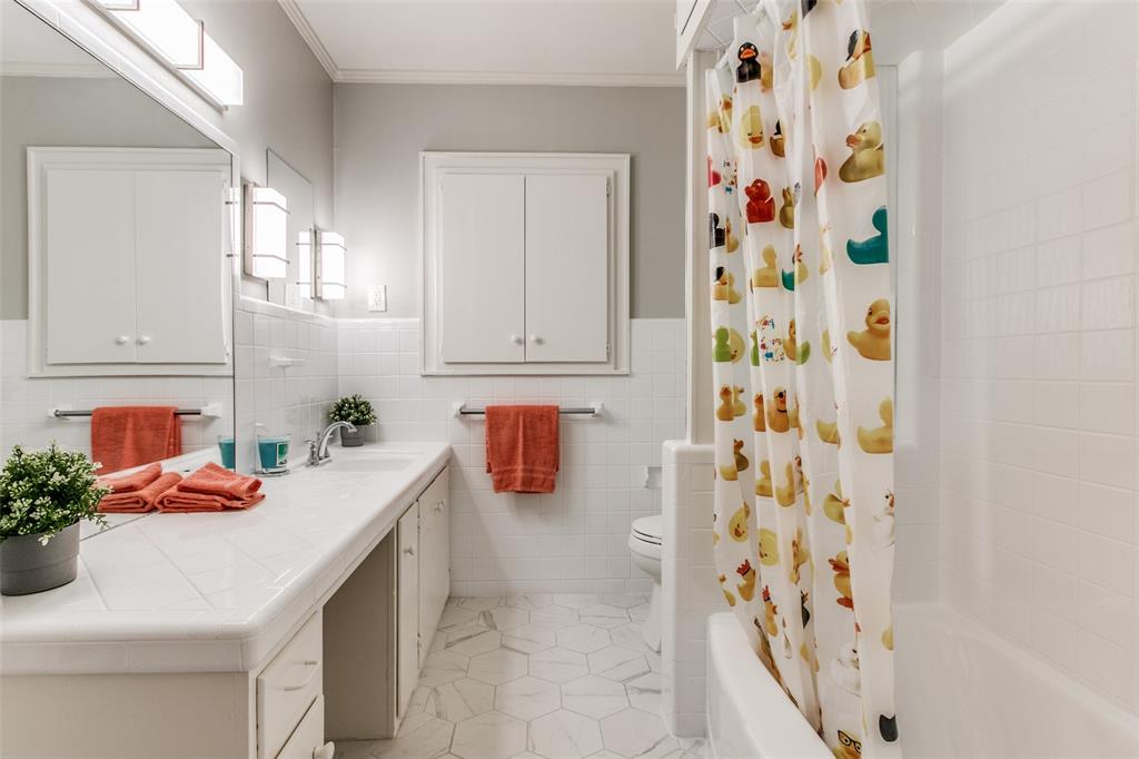 2012 North Locust Street Denton, TX 76209 - Photo 22 of 39 Guest Bath!