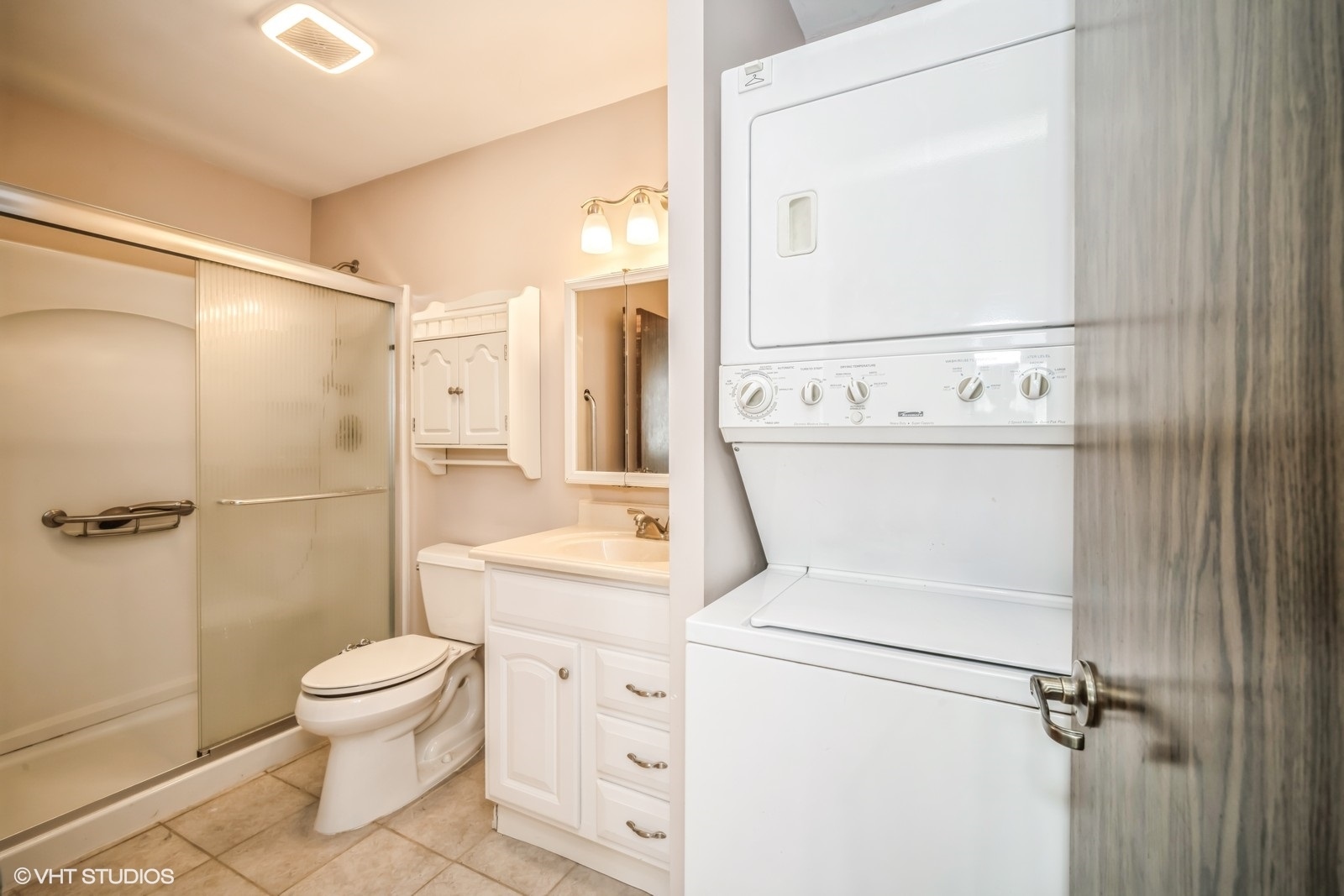 793 Barnaby Place Wheeling, IL 60090 - Photo 7 of 10 a bathroom with a toilet a sink and a shower