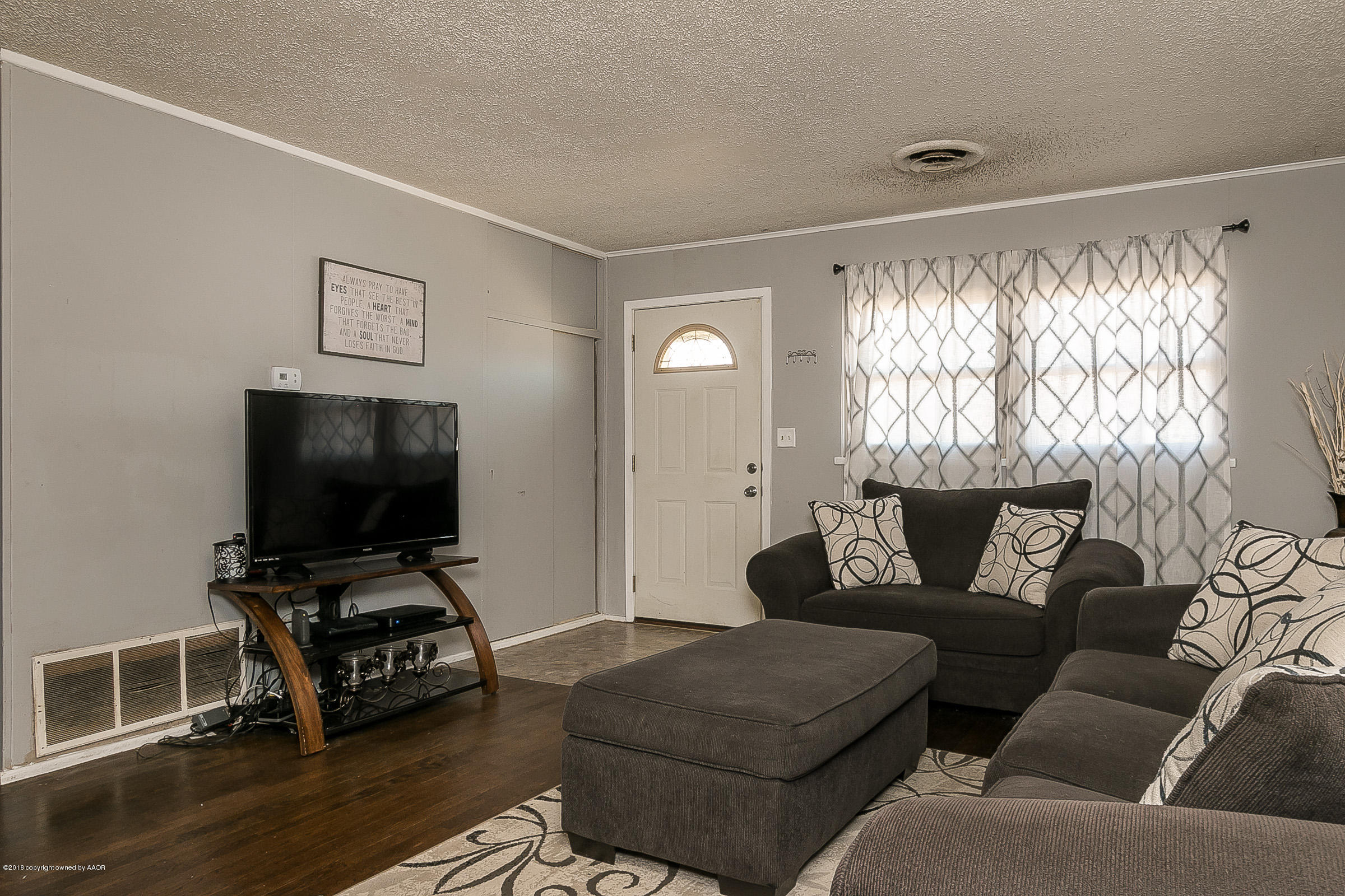 5103 Crockett Street Amarillo, TX 79110 - Photo 3 of 17 003_Living Room