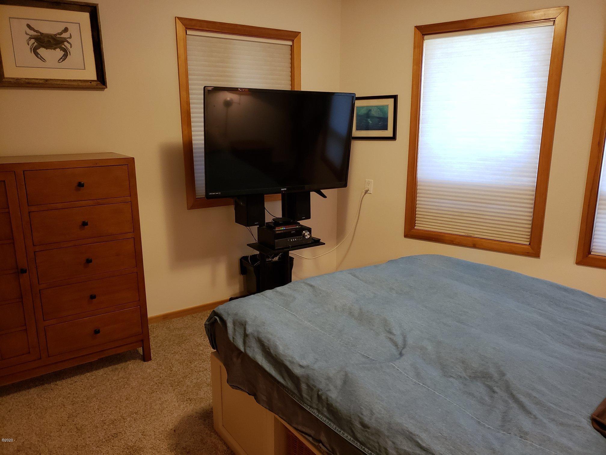 2306 Northwest Oceania Drive Waldport, OR 97394 - Photo 6 of 37 1st floor bedroom
