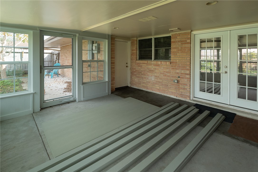 4213 Dolphin Place Corpus Christi, TX 78411 - Photo 26 of 27 a area with wooden floor and furniture
