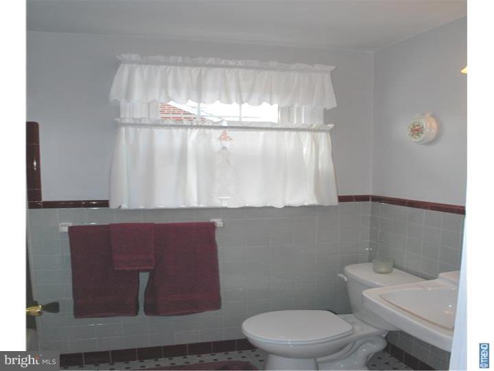 327 Kent Road Springfield, PA 19064 - Photo 11 of 25 Bathroom