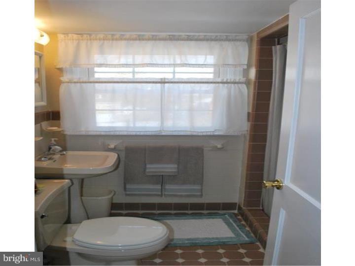 327 Kent Road Springfield, PA 19064 - Photo 15 of 25 Bathroom
