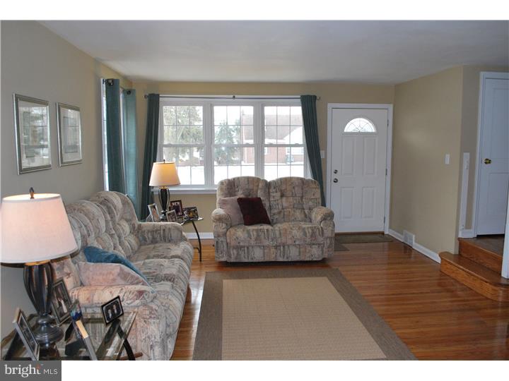 327 Kent Road Springfield, PA 19064 - Photo 3 of 25 Living Room