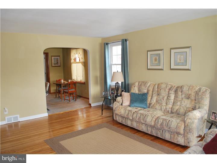 327 Kent Road Springfield, PA 19064 - Photo 4 of 25 Living Room