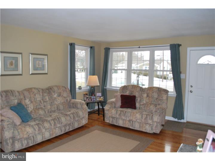 327 Kent Road Springfield, PA 19064 - Photo 5 of 25 Living Room