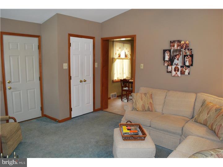 327 Kent Road Springfield, PA 19064 - Photo 10 of 25 Family Room