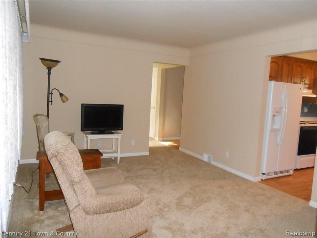 74 Texas Avenue Rochester, MI 48309 - Photo 3 of 22 Living Room