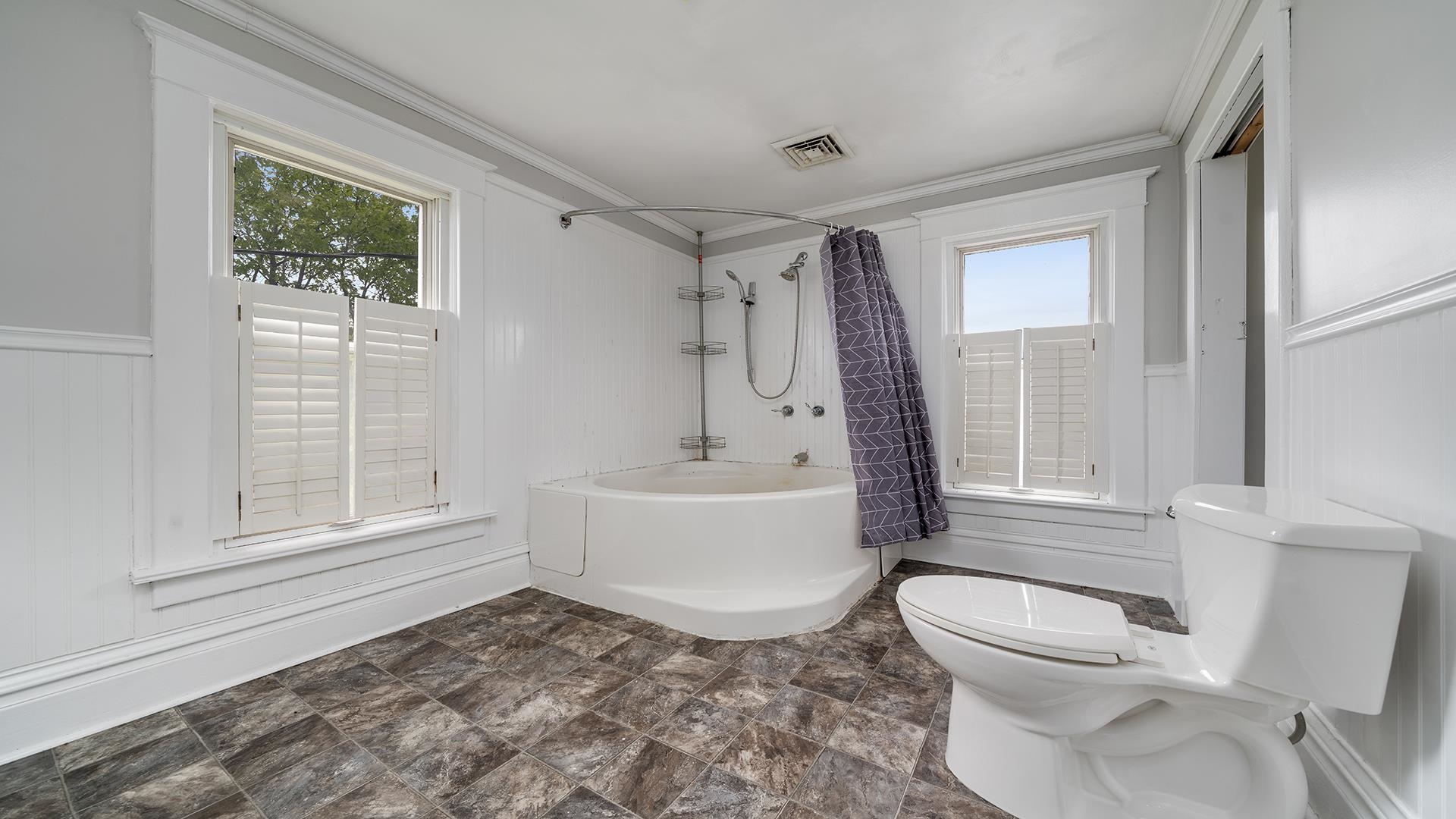 9020 East Flagg Road Rochelle, IL 61068 - Photo 33 of 61 a bathroom with a toilet sink and tub