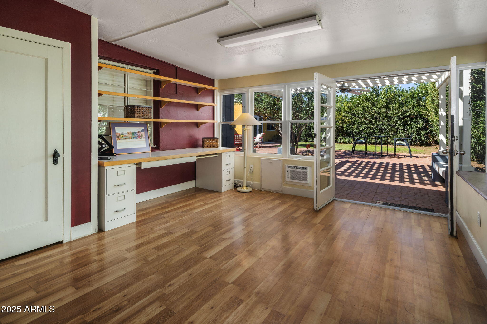 136 West Granada Road Phoenix, AZ 85003 - Photo 20 of 57 a room with furniture and window